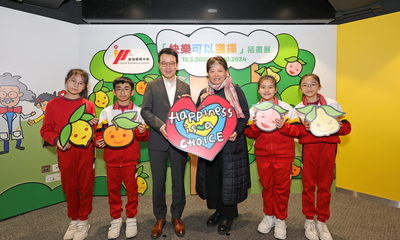 房協行政總裁陳欽勉（左三）與學生及插畫師小墨（右三）一同啟動以「快樂可以選擇」為主題的活動，傳播正能量。